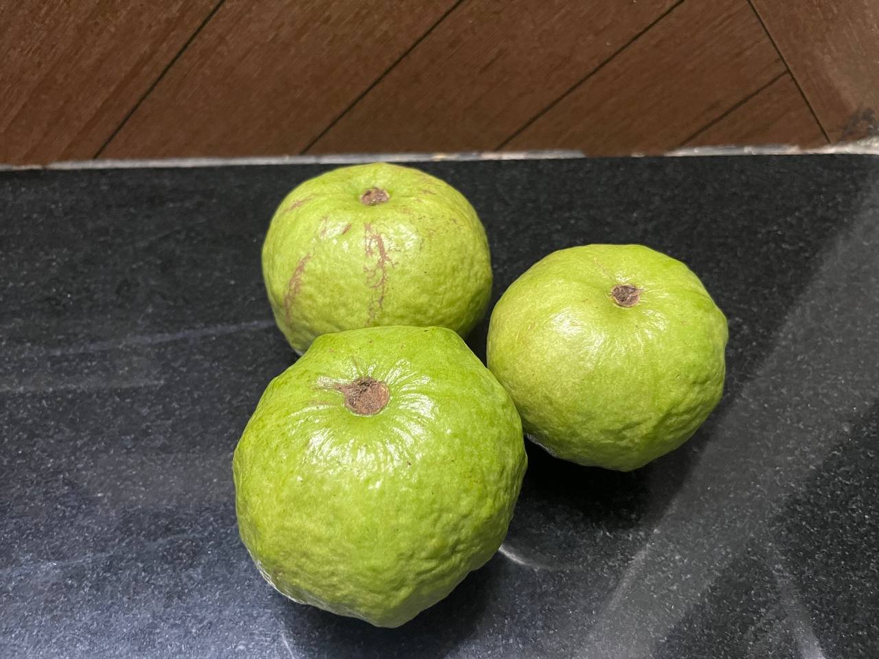 1000076391 கொய்யாப்பழம் (Guava) - Image 2